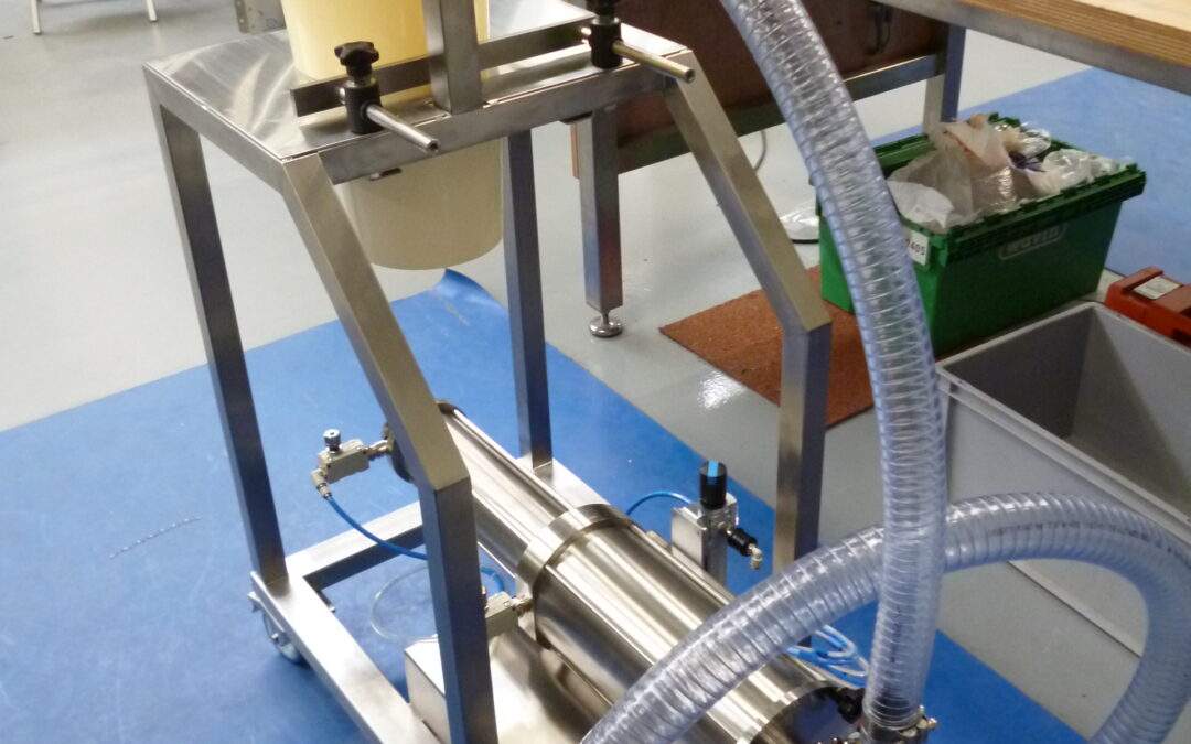 Semi-automatic piston filler for Belgian sauce manufacturer